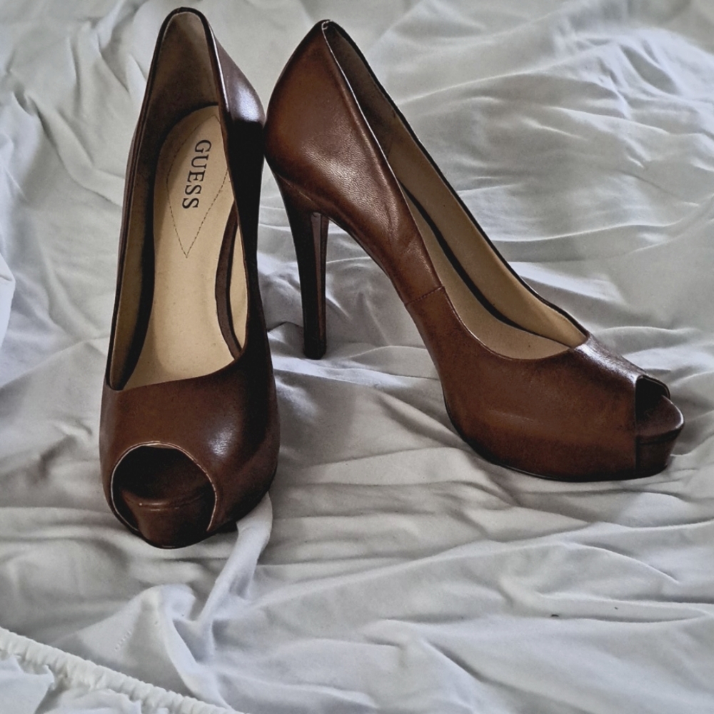 Guess platform pumps